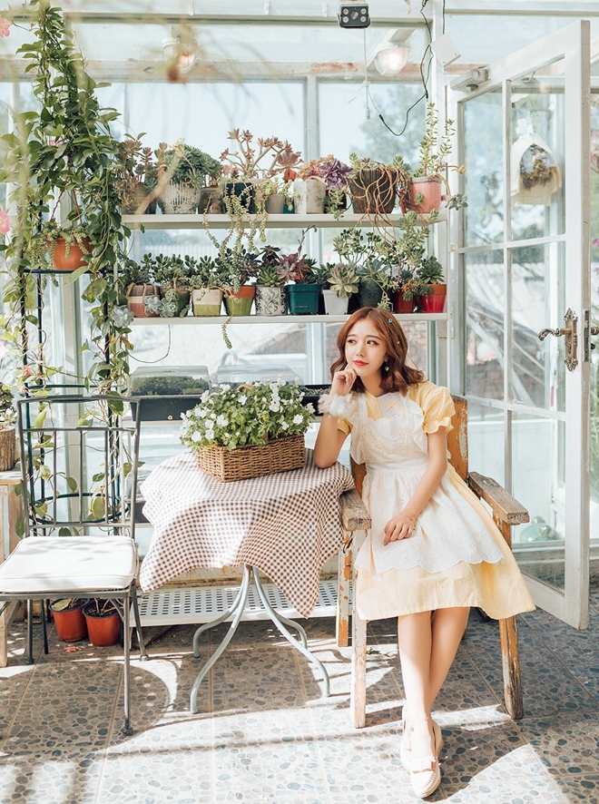 花房里的甜系美少女青春靓丽自拍照