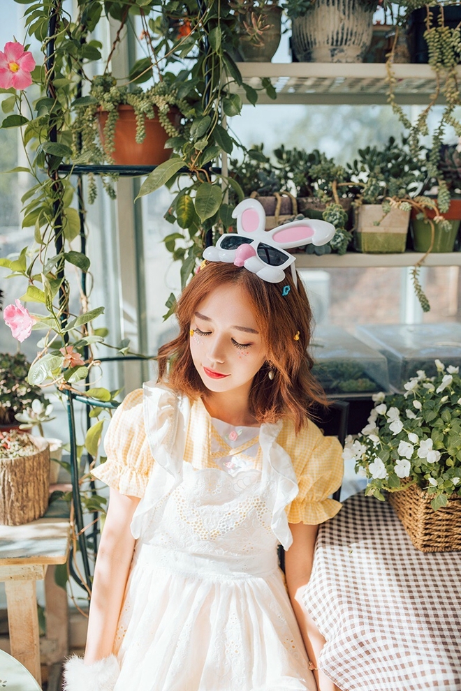 花房里的甜系美少女青春靓丽自拍照