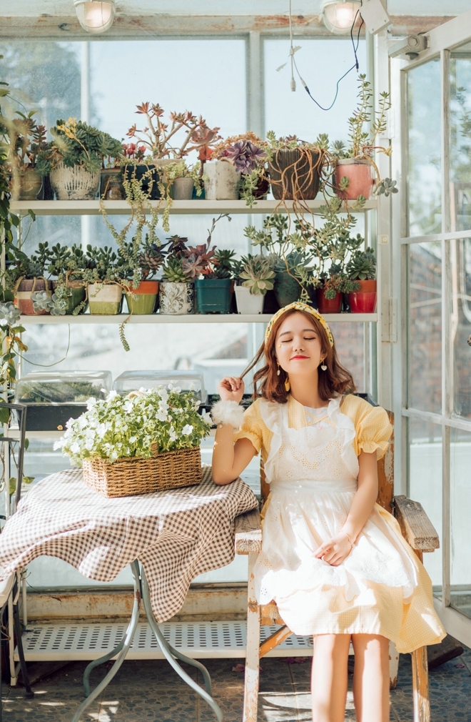 花房里的甜系美少女青春靓丽自拍照