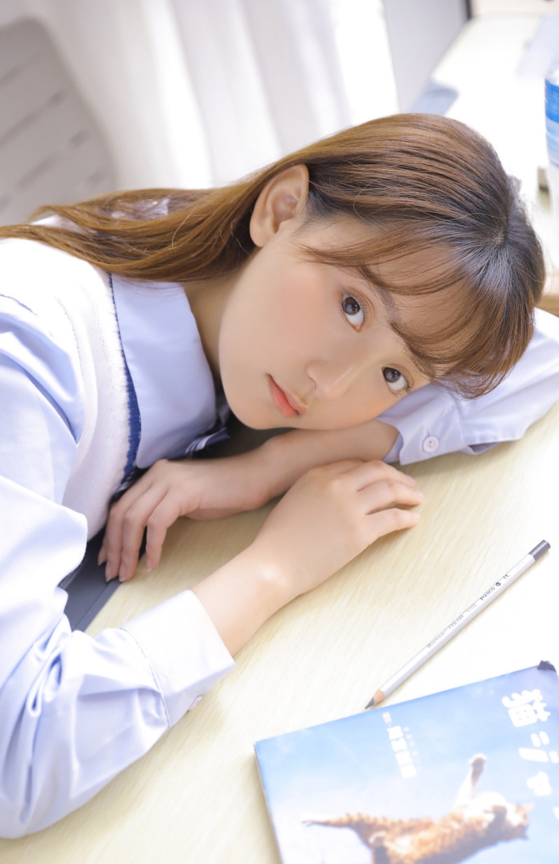 美女校花学生制服清纯可人图片