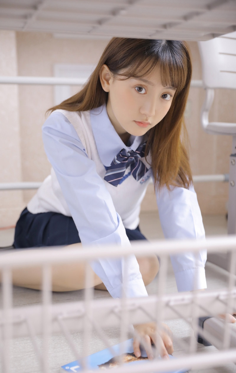 美女校花学生制服清纯可人图片