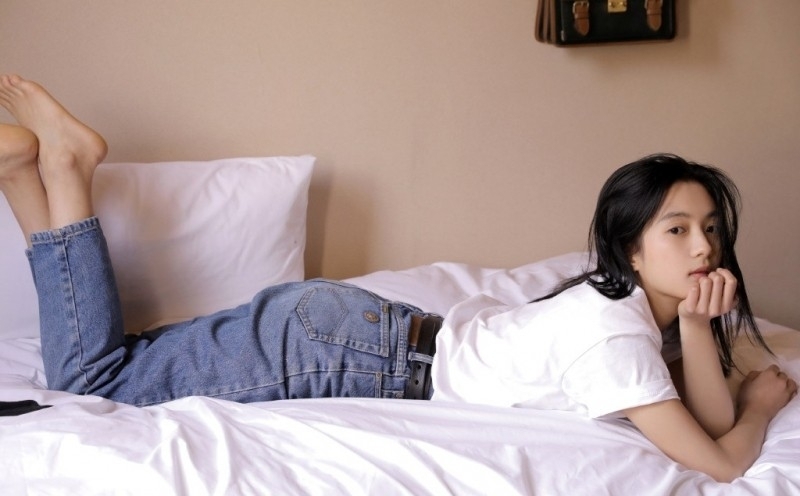 牛仔裤小姐姐青春活力床上写真