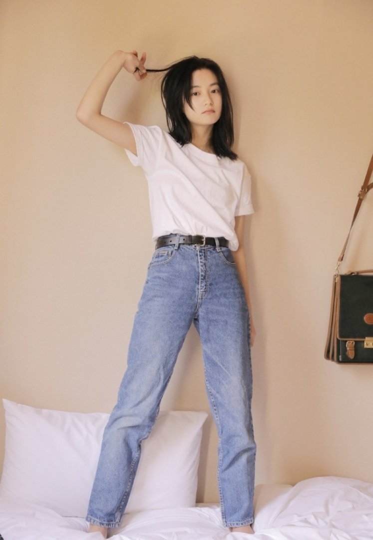 牛仔裤小姐姐青春活力床上写真