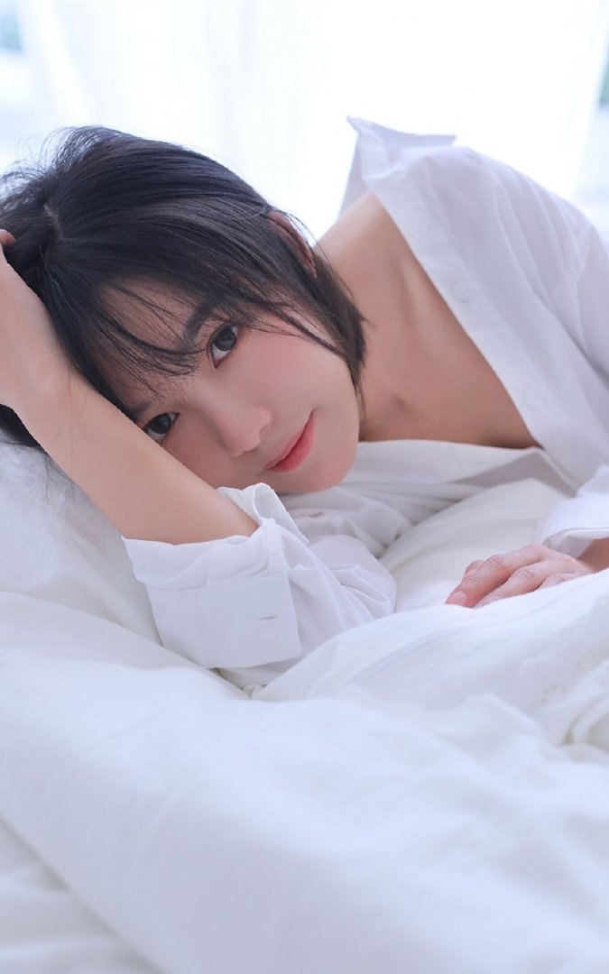短发美女白色衬衣清新可人图片