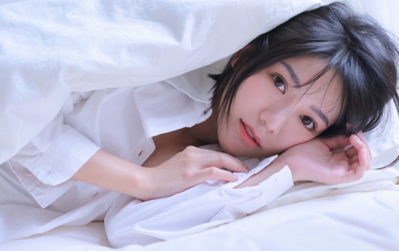 短发美女白色衬衣清新可人图片
