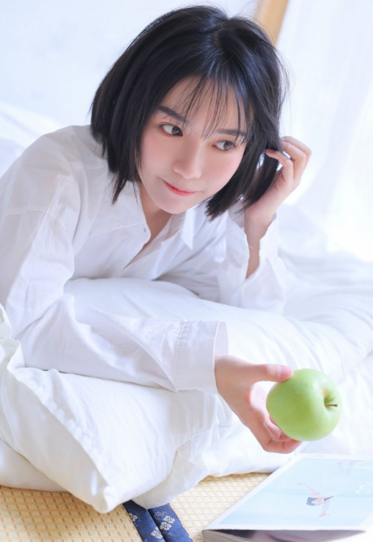 短发美女白色衬衣清新可人图片