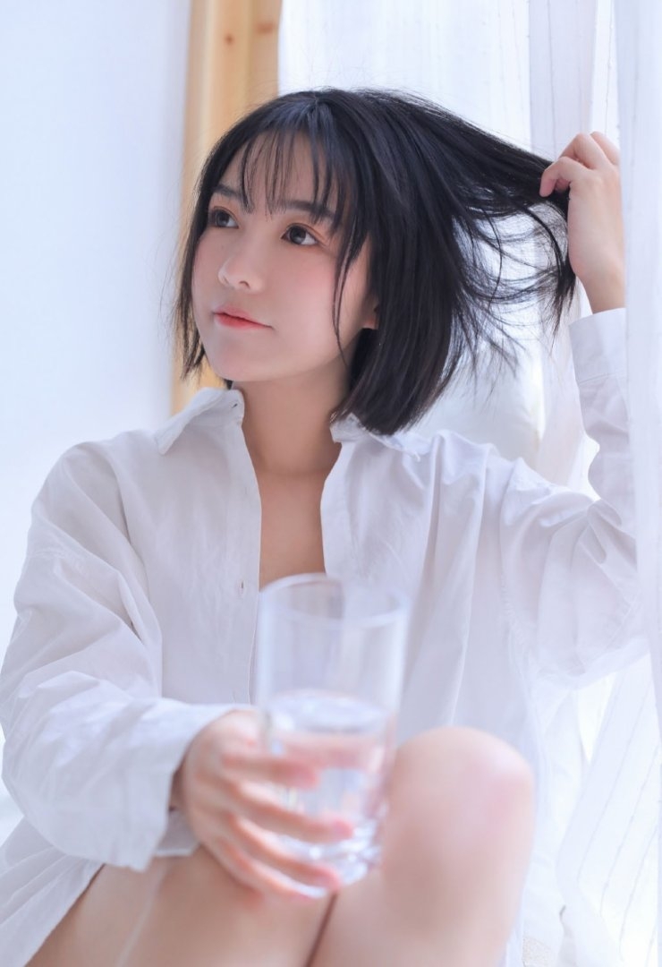短发美女白色衬衣清新可人图片