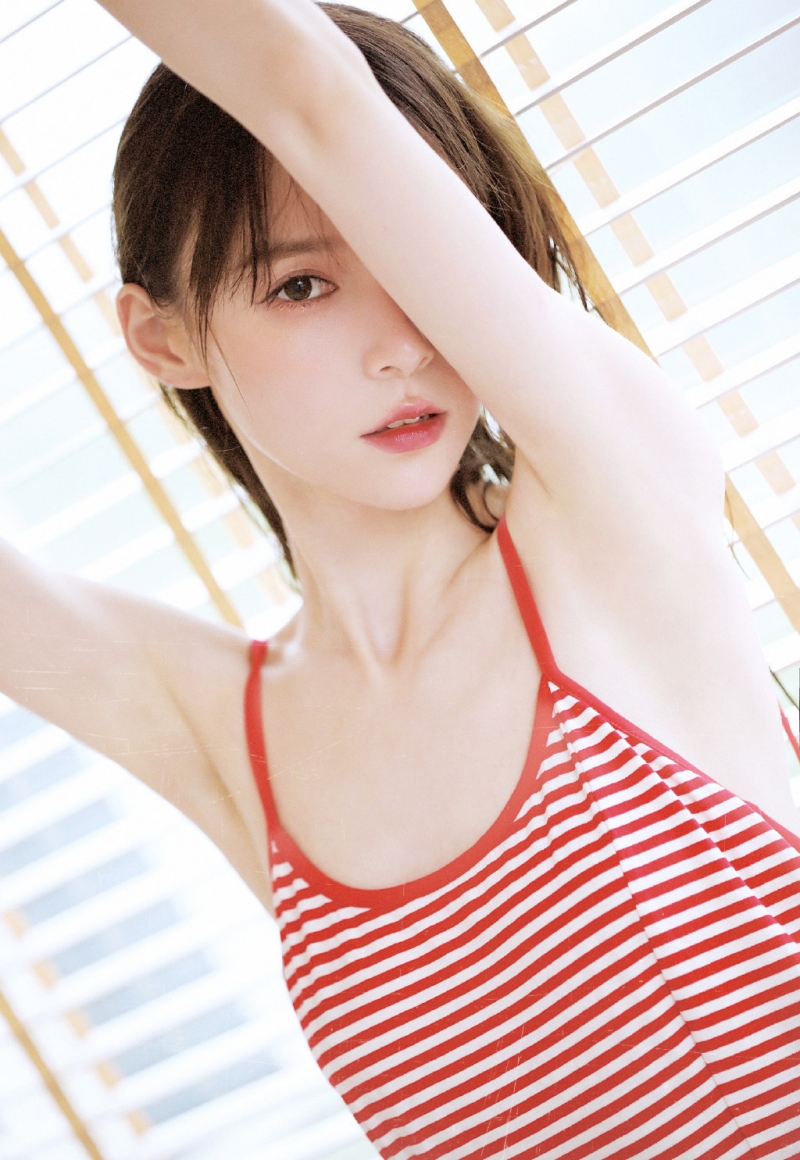 麻花辫小姐姐吊带睡裙私房写真