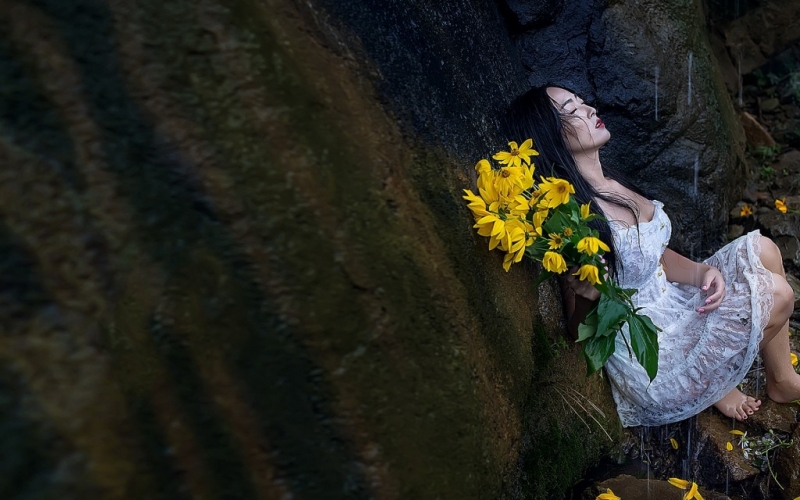 小溪边的红唇美女妩媚妖娆热图