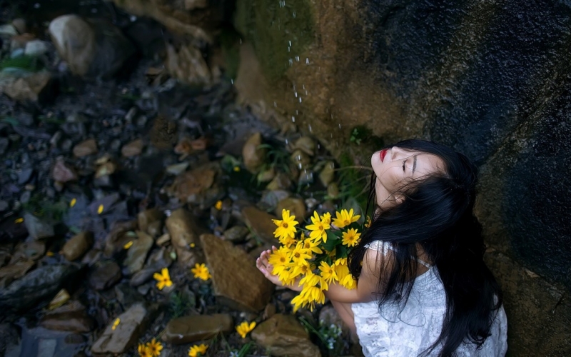 小溪边的红唇美女妩媚妖娆热图