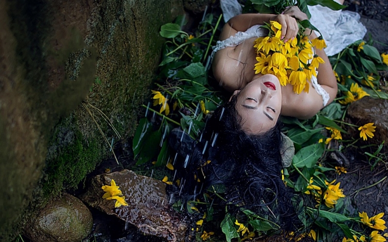 小溪边的红唇美女妩媚妖娆热图