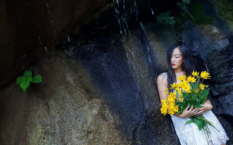 小溪边的红唇美女妩媚妖娆热图