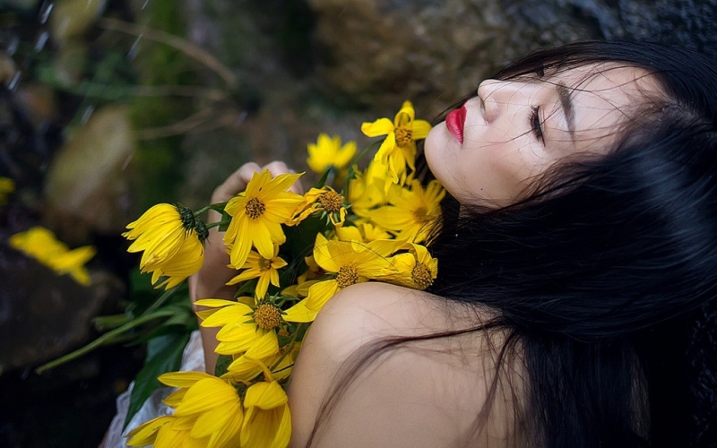 小溪边的红唇美女妩媚妖娆热图