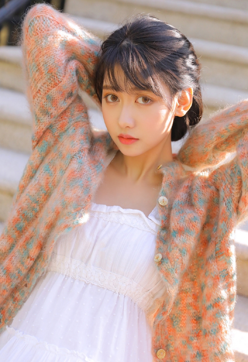 漂亮美眉唇红齿白眉清目秀写真