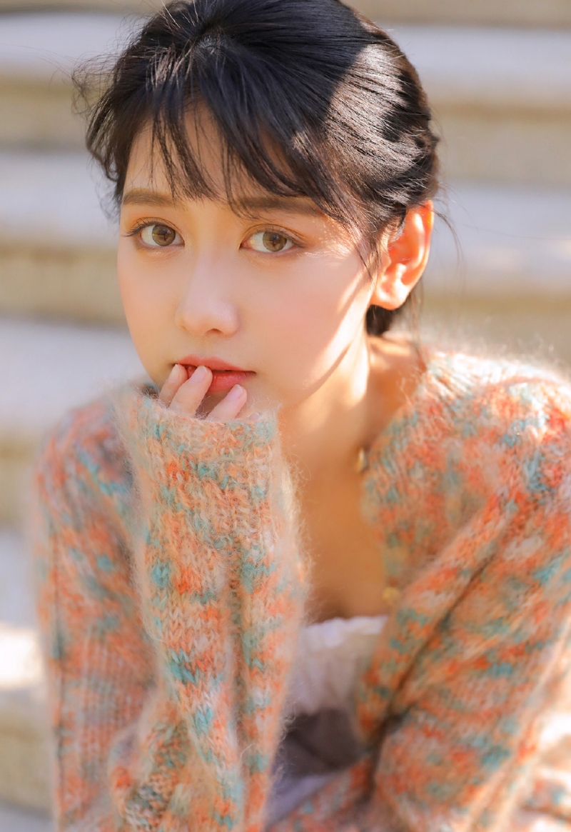 漂亮美眉唇红齿白眉清目秀写真