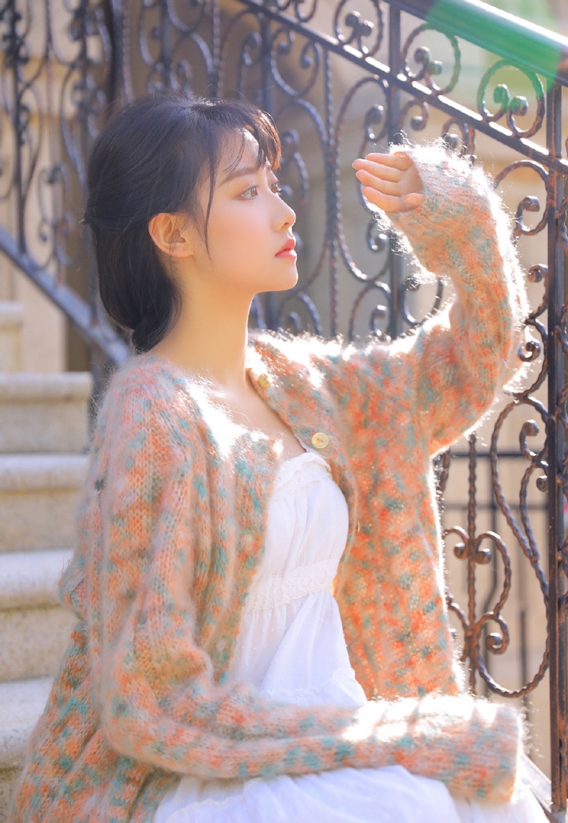 漂亮美眉唇红齿白眉清目秀写真