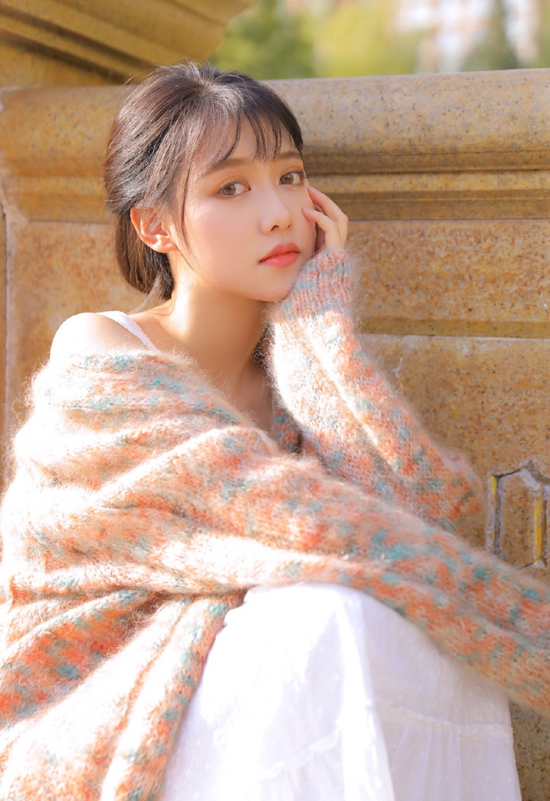 漂亮美眉唇红齿白眉清目秀写真