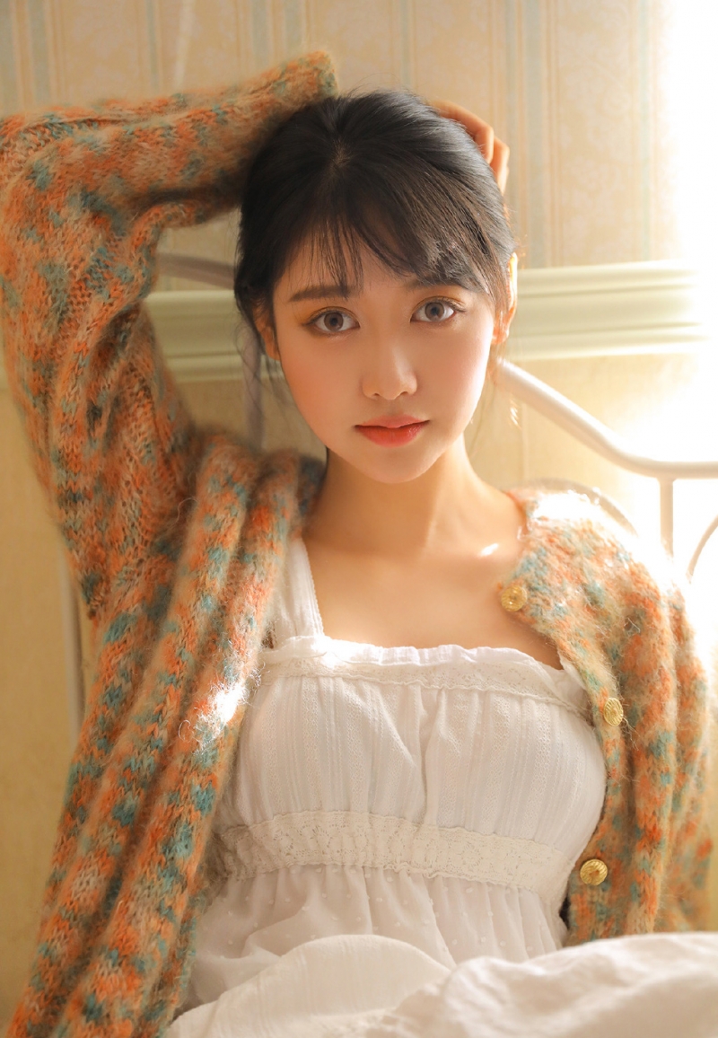 漂亮美眉唇红齿白眉清目秀写真