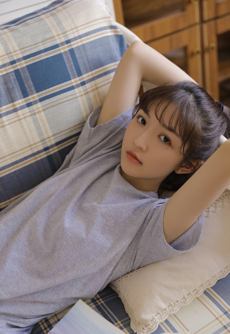 沙发上的清纯美女室内个人写真