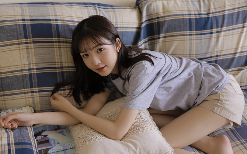 沙发上的清纯美女室内个人写真