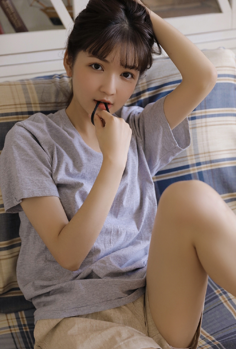 沙发上的清纯美女室内个人写真