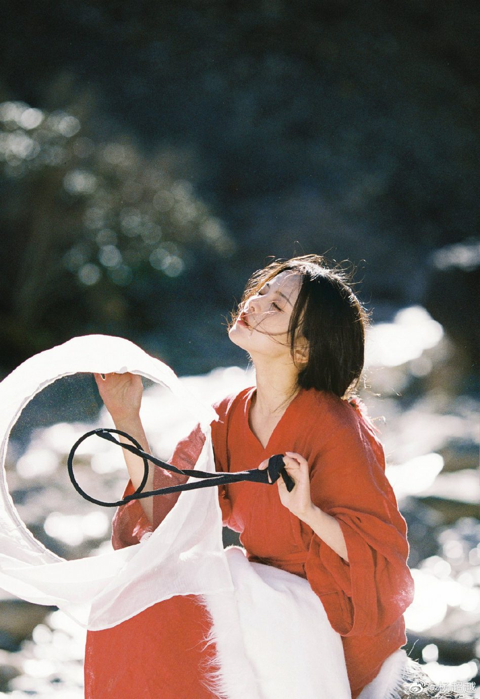杨超越一袭红衣宛如画中美人写真
