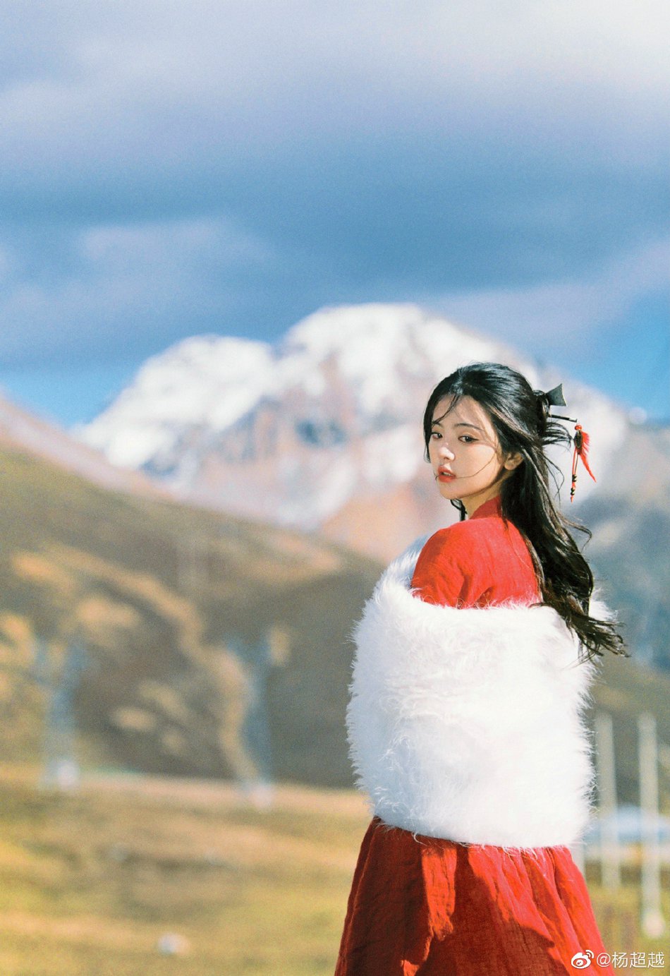 杨超越一袭红衣宛如画中美人写真