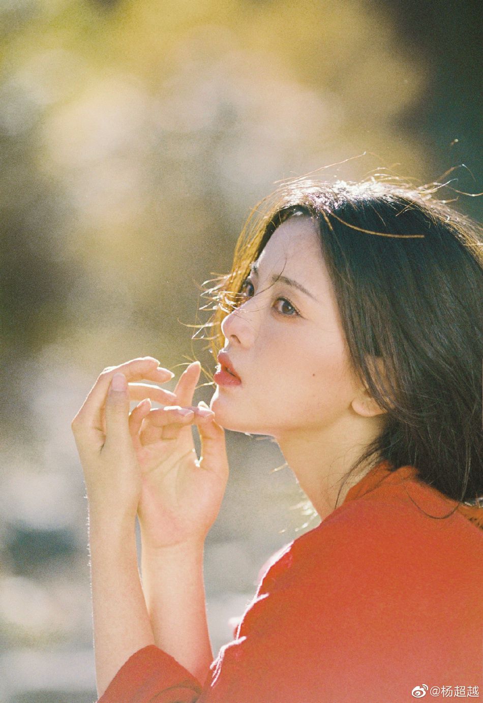 杨超越一袭红衣宛如画中美人写真