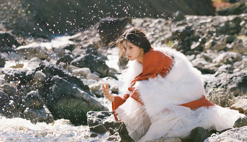 杨超越一袭红衣宛如画中美人写真