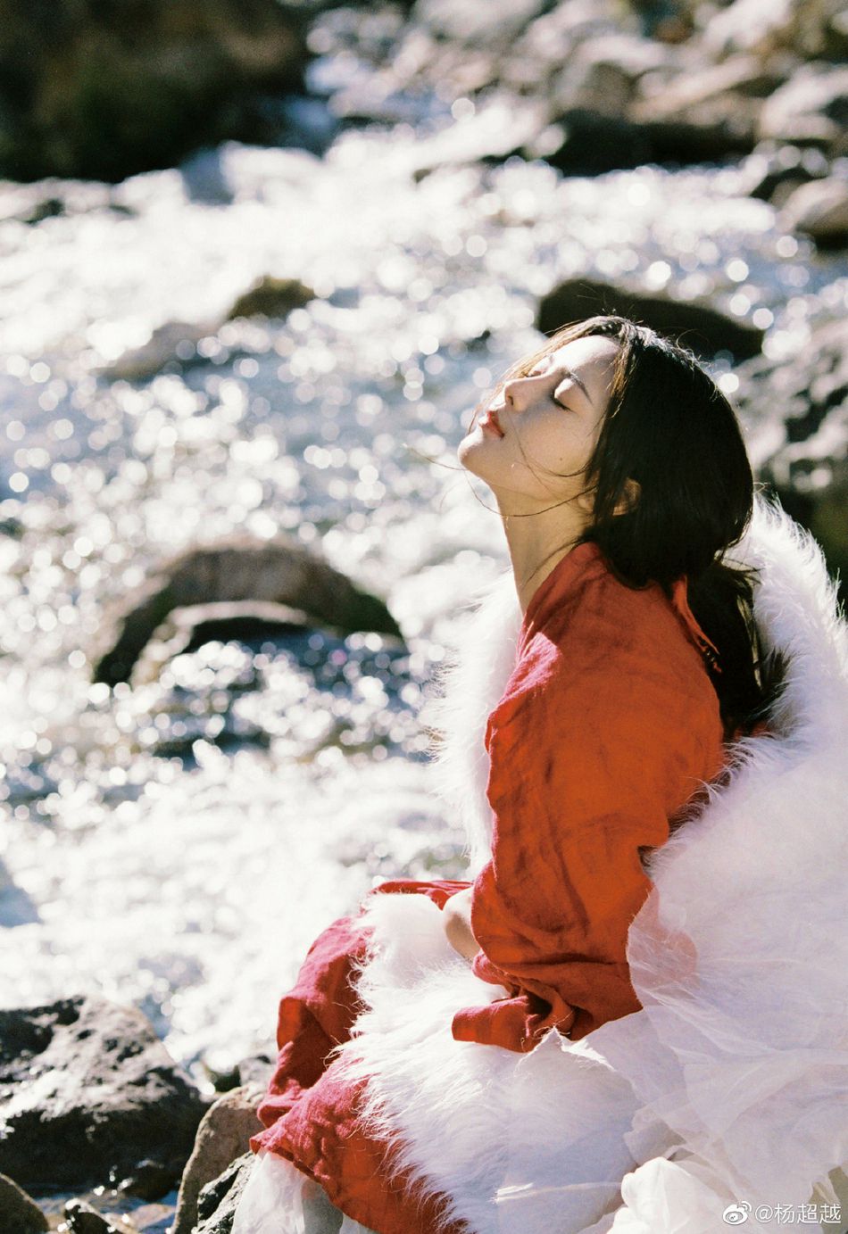 杨超越一袭红衣宛如画中美人写真