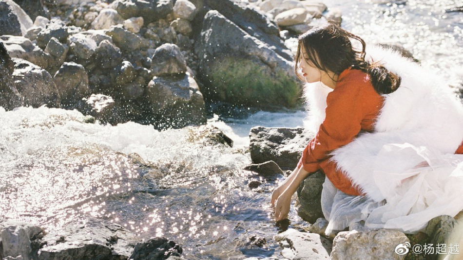 杨超越一袭红衣宛如画中美人写真