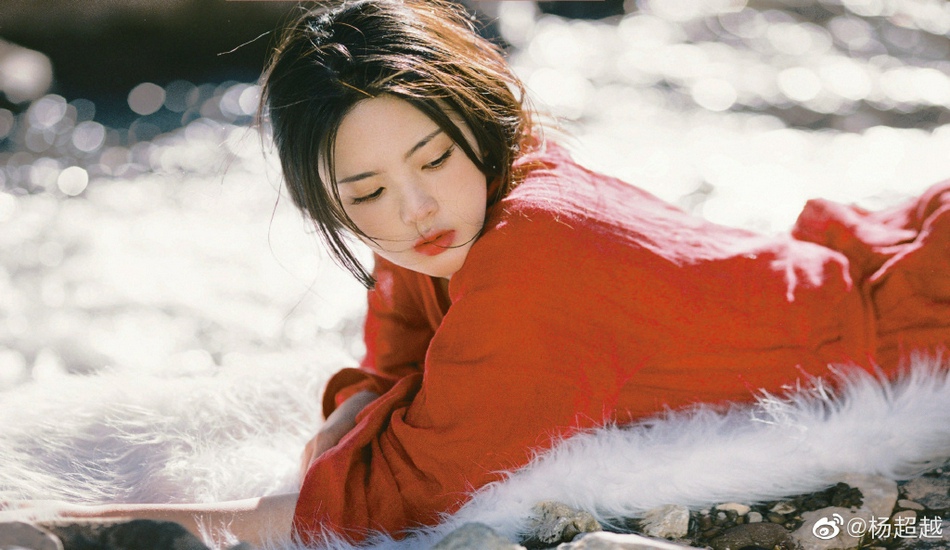 杨超越一袭红衣宛如画中美人写真