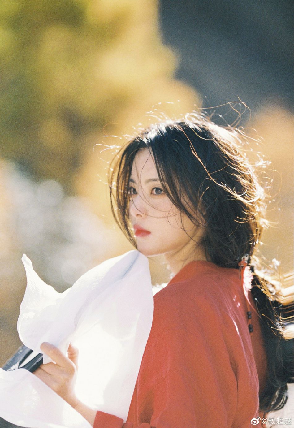 杨超越一袭红衣宛如画中美人写真