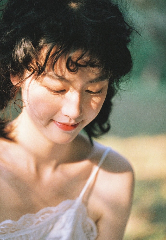 羊毛卷美少女吊带白裙户外写真