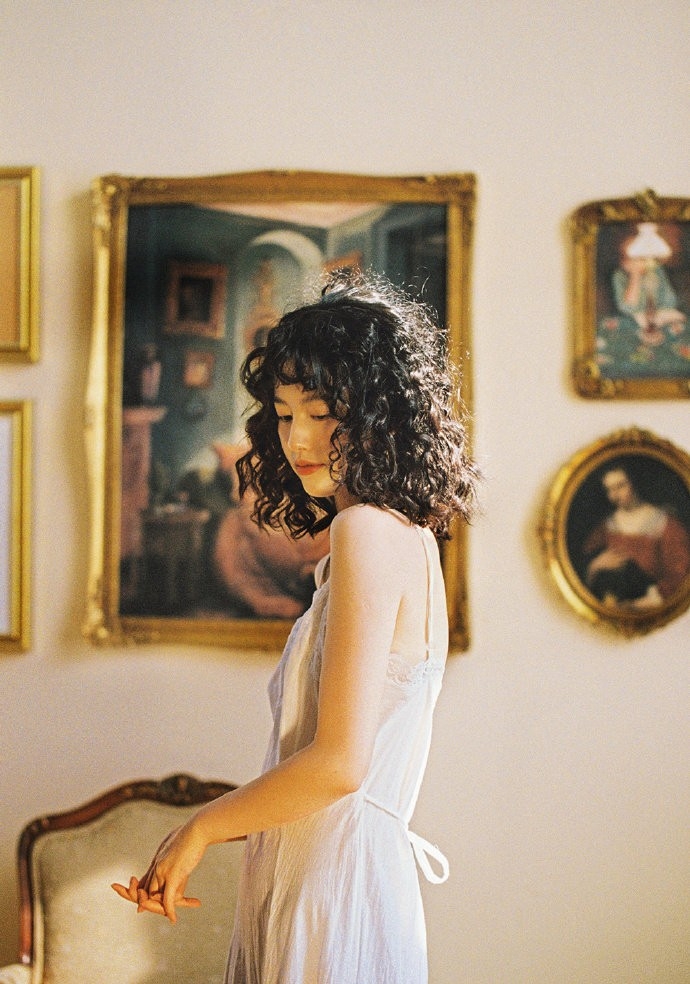 羊毛卷美少女吊带白裙户外写真