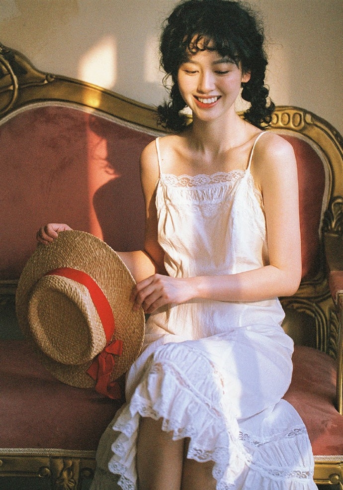 羊毛卷美少女吊带白裙户外写真