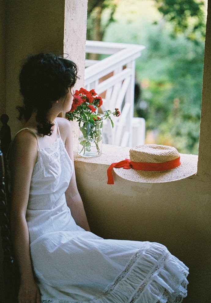 羊毛卷美少女吊带白裙户外写真