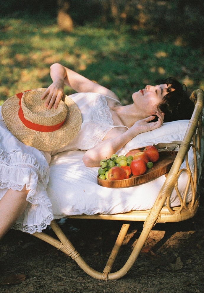 羊毛卷美少女吊带白裙户外写真