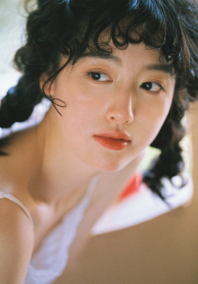 羊毛卷美少女吊带白裙户外写真