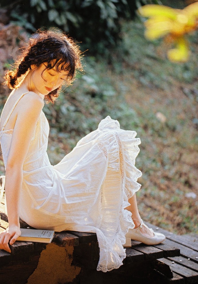 羊毛卷美少女吊带白裙户外写真