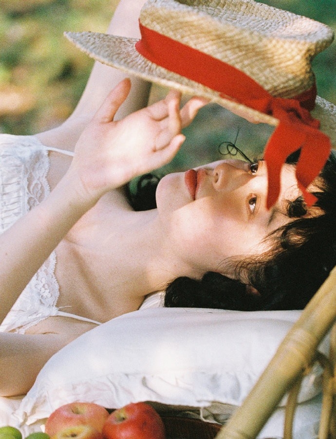 羊毛卷美少女吊带白裙户外写真