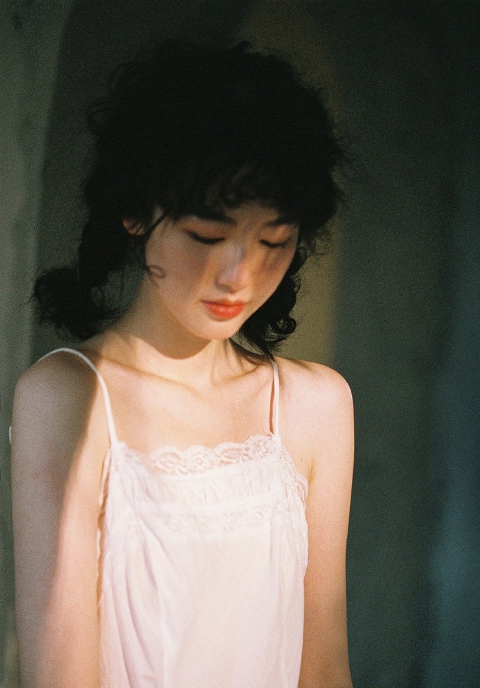 羊毛卷美少女吊带白裙户外写真