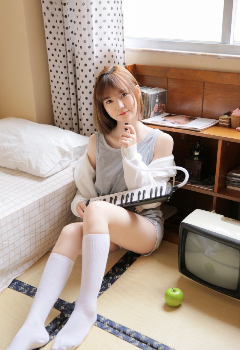 床上美女白丝美腿慵懒随性写真