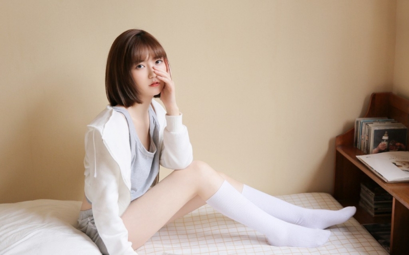 床上美女白丝美腿慵懒随性写真