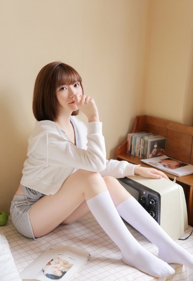 床上美女白丝美腿慵懒随性写真