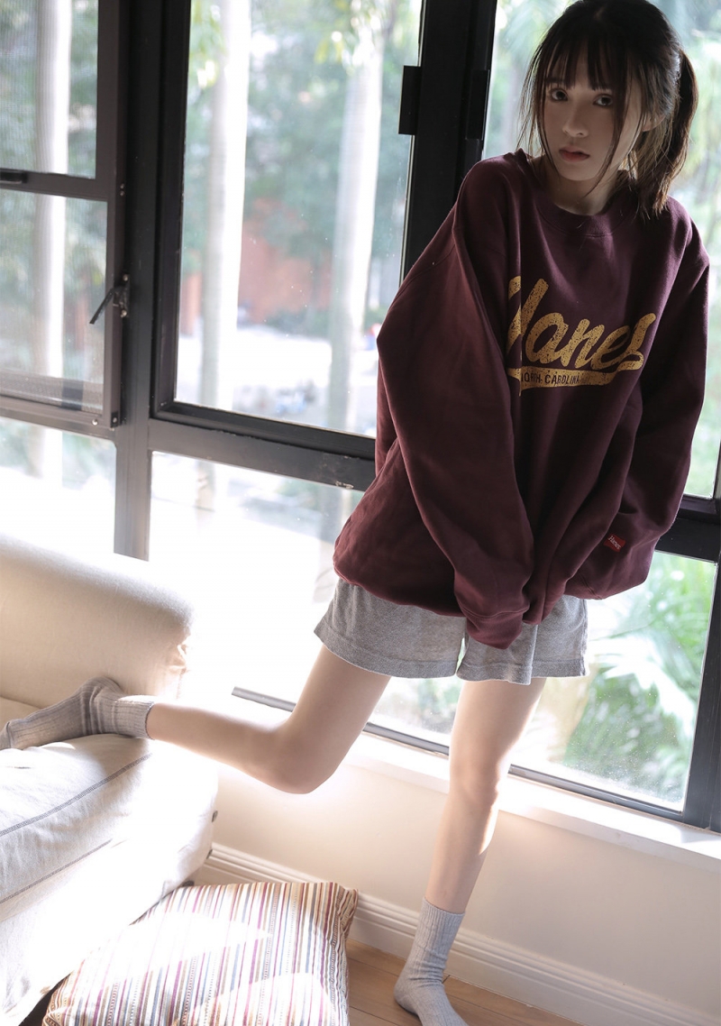 大长腿萌妹子娇小玲珑私房写真