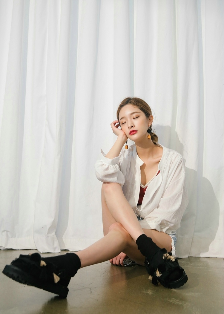 长腿御姐高冷气质眼神诱人照片