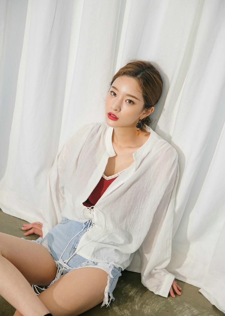 长腿御姐高冷气质眼神诱人照片