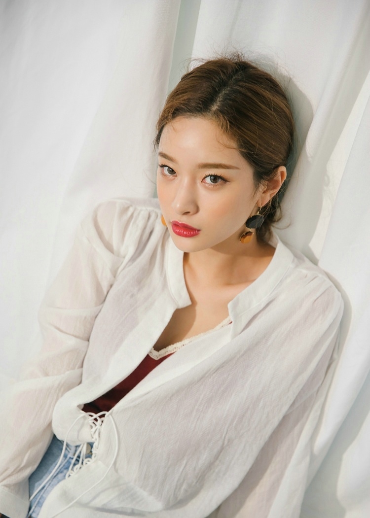 长腿御姐高冷气质眼神诱人照片