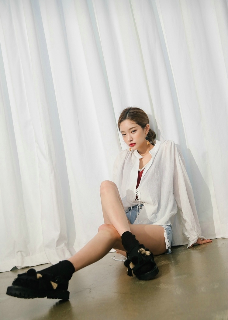 长腿御姐高冷气质眼神诱人照片